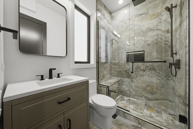 2457 W Byron Street, Chicago, IL 60618