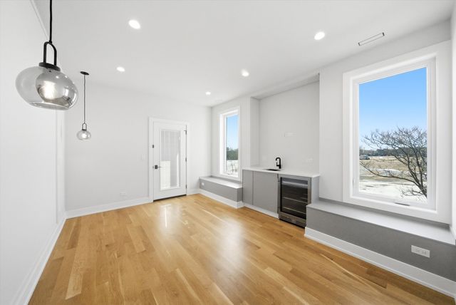 2457 W Byron Street, Chicago, IL 60618