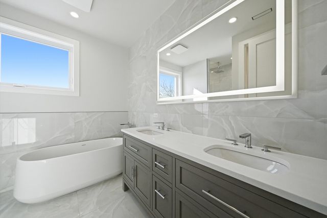 2457 W Byron Street, Chicago, IL 60618