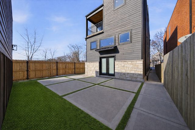 2457 W Byron Street, Chicago, IL 60618