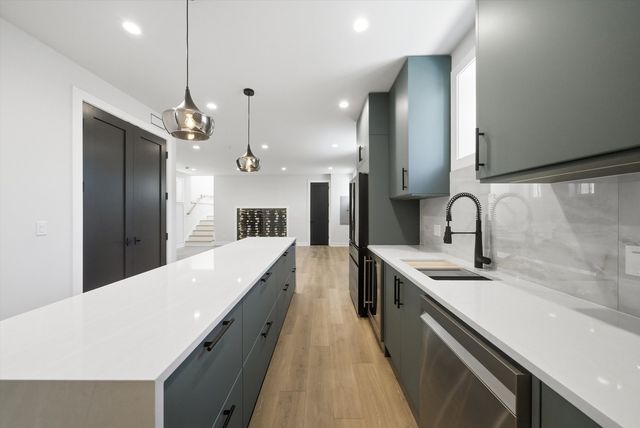 2457 W Byron Street, Chicago, IL 60618