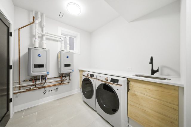 2457 W Byron Street, Chicago, IL 60618