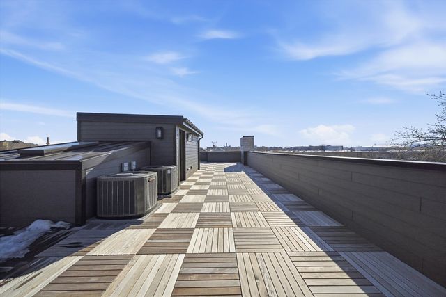 2457 W Byron Street, Chicago, IL 60618