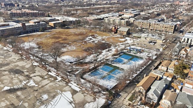 2457 W Byron Street, Chicago, IL 60618