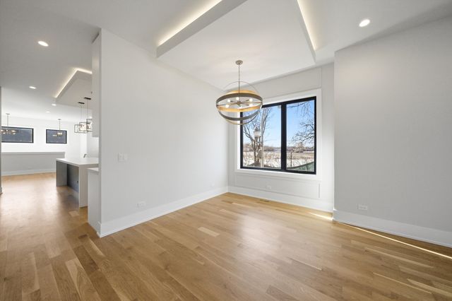 2457 W Byron Street, Chicago, IL 60618