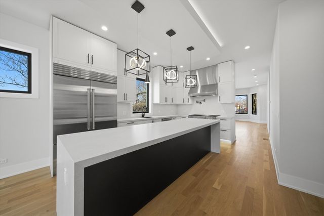 2457 W Byron Street, Chicago, IL 60618