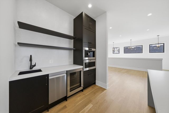 2457 W Byron Street, Chicago, IL 60618