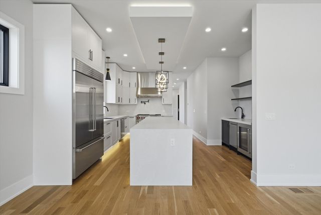 2457 W Byron Street, Chicago, IL 60618