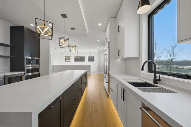 2457 W Byron Street, Chicago, IL 60618