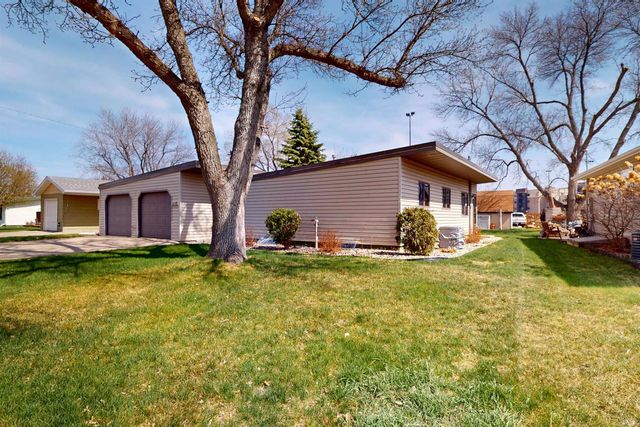115 18th St SW, Minot, ND 58701