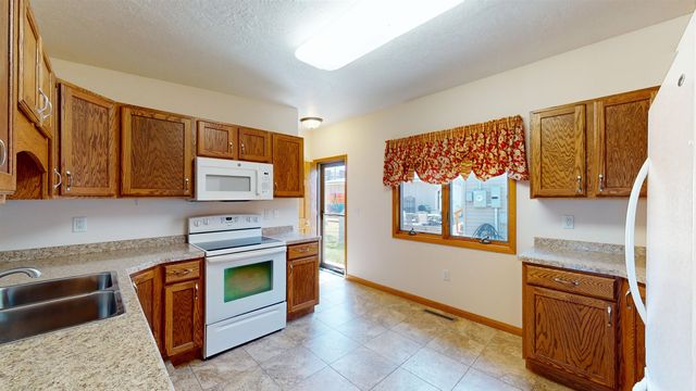 115 18th St SW, Minot, ND 58701