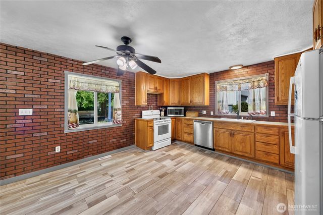 2440 Birch Bay Lynden Road, Custer, WA 98240
