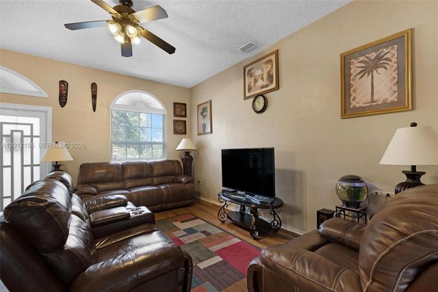 2915 SE 4th Pl, Homestead, FL 33033
