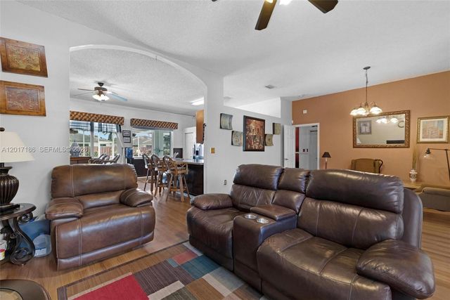 2915 SE 4th Pl, Homestead, FL 33033
