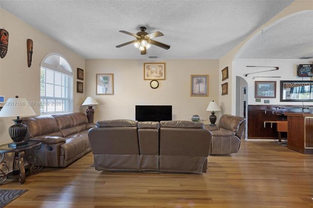 2915 SE 4th Pl, Homestead, FL 33033