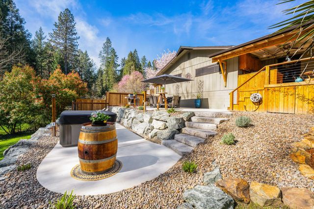 1973 Southgate Way, Grants Pass, OR 97527