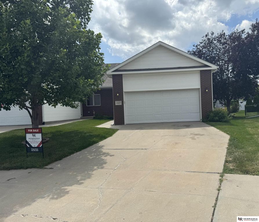 2301 City View Court, Lincoln, NE 68521