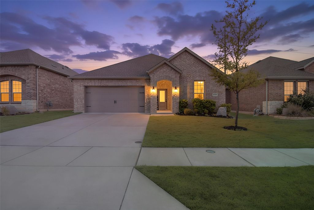 3102 Moccasin Lane, Aubrey, TX 76227 — photo 2