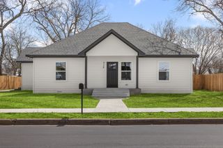 715 W Chambers Street, Cleburne, TX 76033