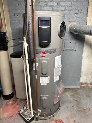 33 Rose Hill Drive, Cranston, RI 02920