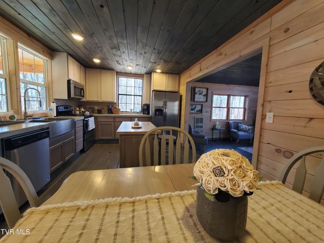 108 Roan View Road, Roan Mountain, TN 37687