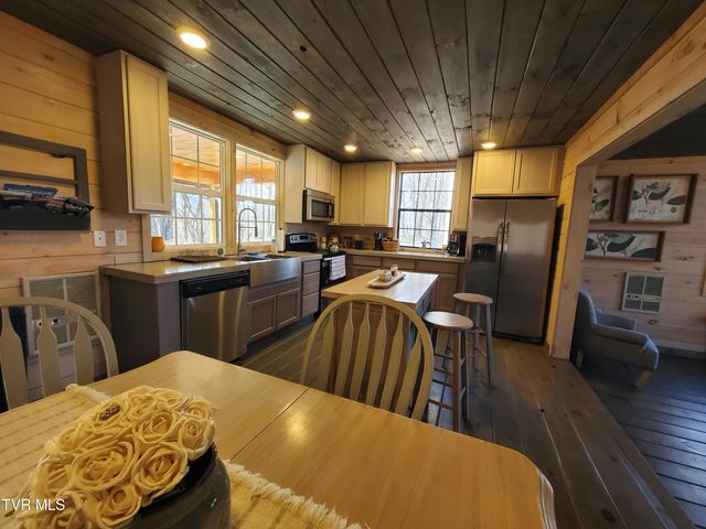 108 Roan View Road, Roan Mountain, TN 37687