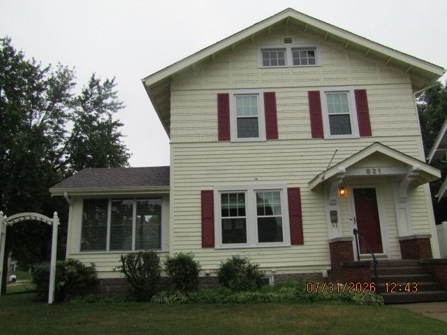 821 Grand Court, Davenport, IA 52803
