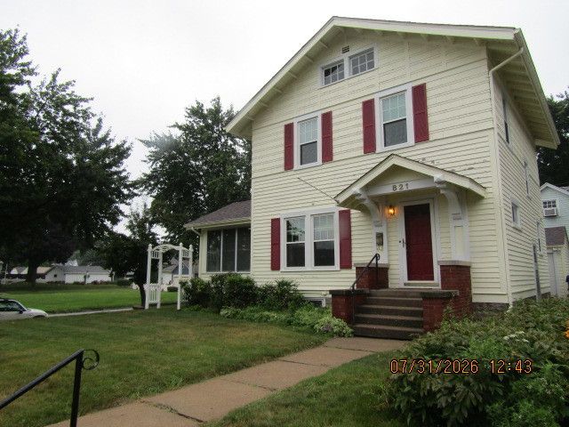 821 Grand Court, Davenport, IA 52803