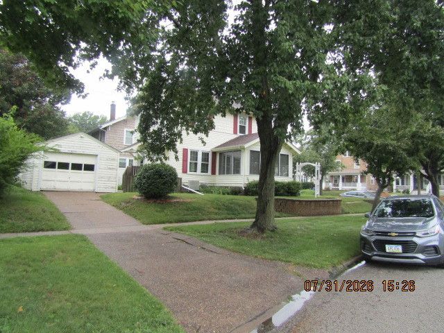 821 Grand Court, Davenport, IA 52803