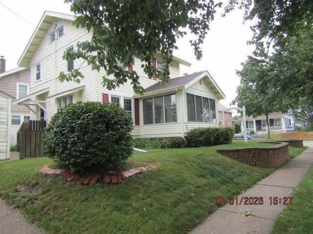 821 Grand Court, Davenport, IA 52803