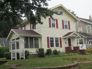821 Grand Court, Davenport, IA 52803