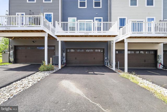 1743 AUTUMN MAPLE LEAF DR, Dumfries, VA 22026