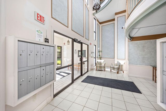 10411 Cedar Lake Road 213, Minnetonka, MN 55305