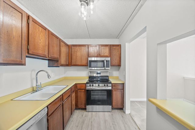 10411 Cedar Lake Road 213, Minnetonka, MN 55305