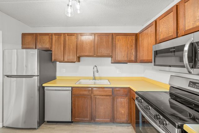 10411 Cedar Lake Road 213, Minnetonka, MN 55305