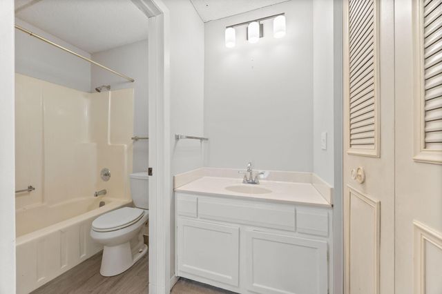 10411 Cedar Lake Road 213, Minnetonka, MN 55305