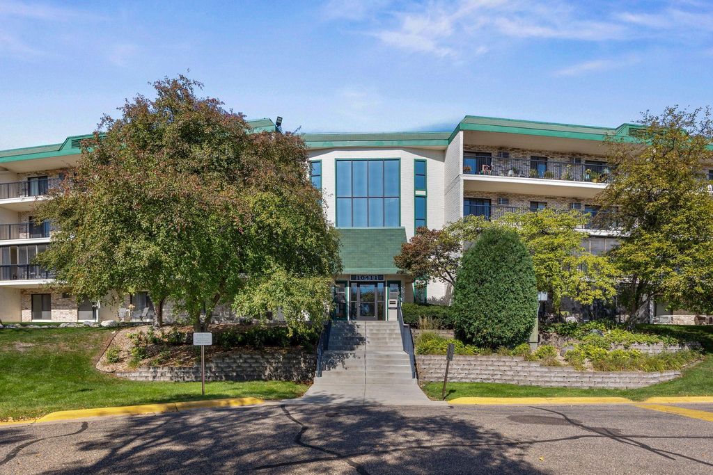 10411 Cedar Lake Road 213, Minnetonka, MN 55305