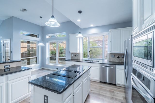 802 Crest Ridge Court, Irving, TX 75061