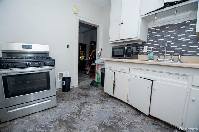 13551 Santa Rosa Drive, Detroit, MI 48238