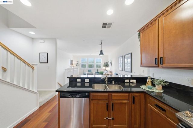 1012 Martin Luther King Dr, Hayward, CA 94541