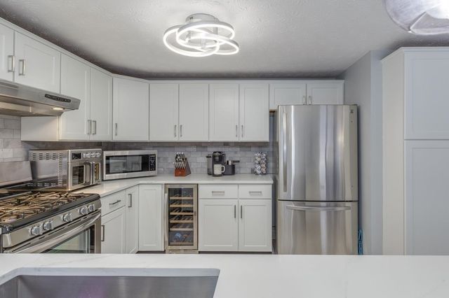 13B Hedgerow Drive, Hudson, NH 03051