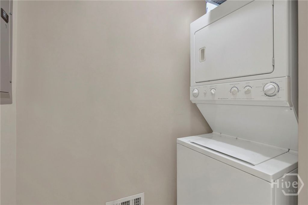 Image 18 of property listing at 302 W Wayne Street Carriage House, Savannah, GA 31401