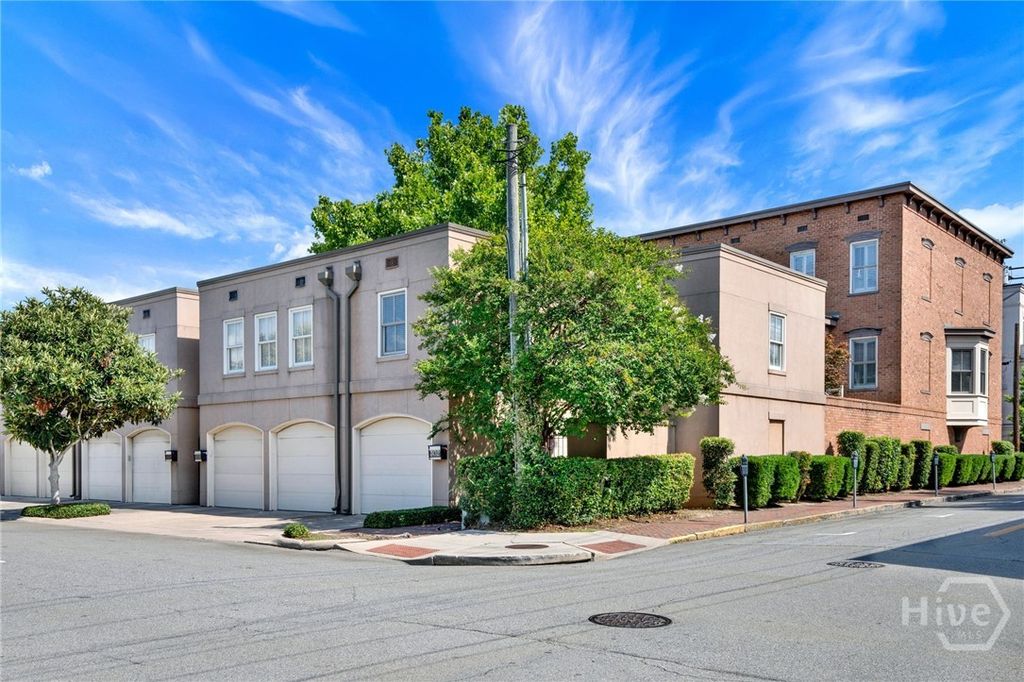 Image 2 of property listing at 302 W Wayne Street Carriage House, Savannah, GA 31401