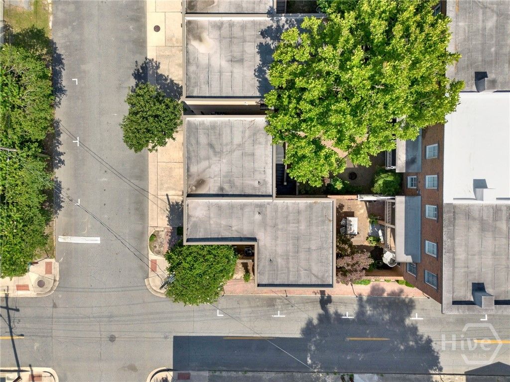 Image 39 of property listing at 302 W Wayne Street Carriage House, Savannah, GA 31401