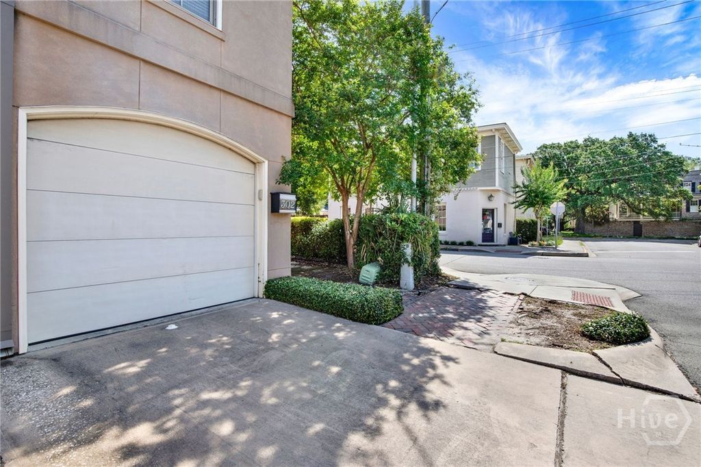 Image 4 of property listing at 302 W Wayne Street Carriage House, Savannah, GA 31401