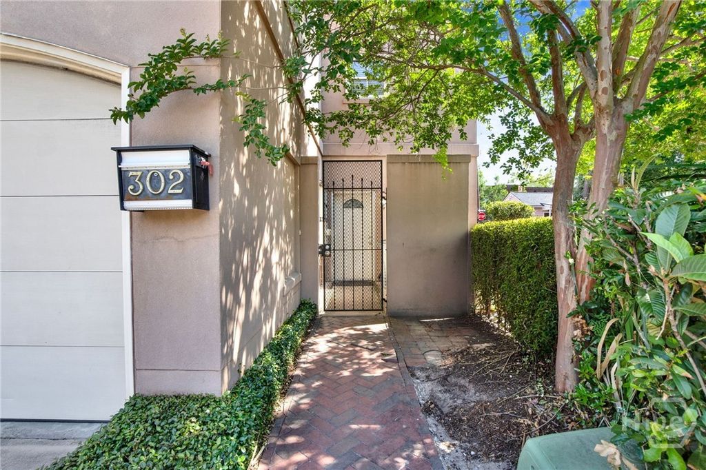Image 5 of property listing at 302 W Wayne Street Carriage House, Savannah, GA 31401