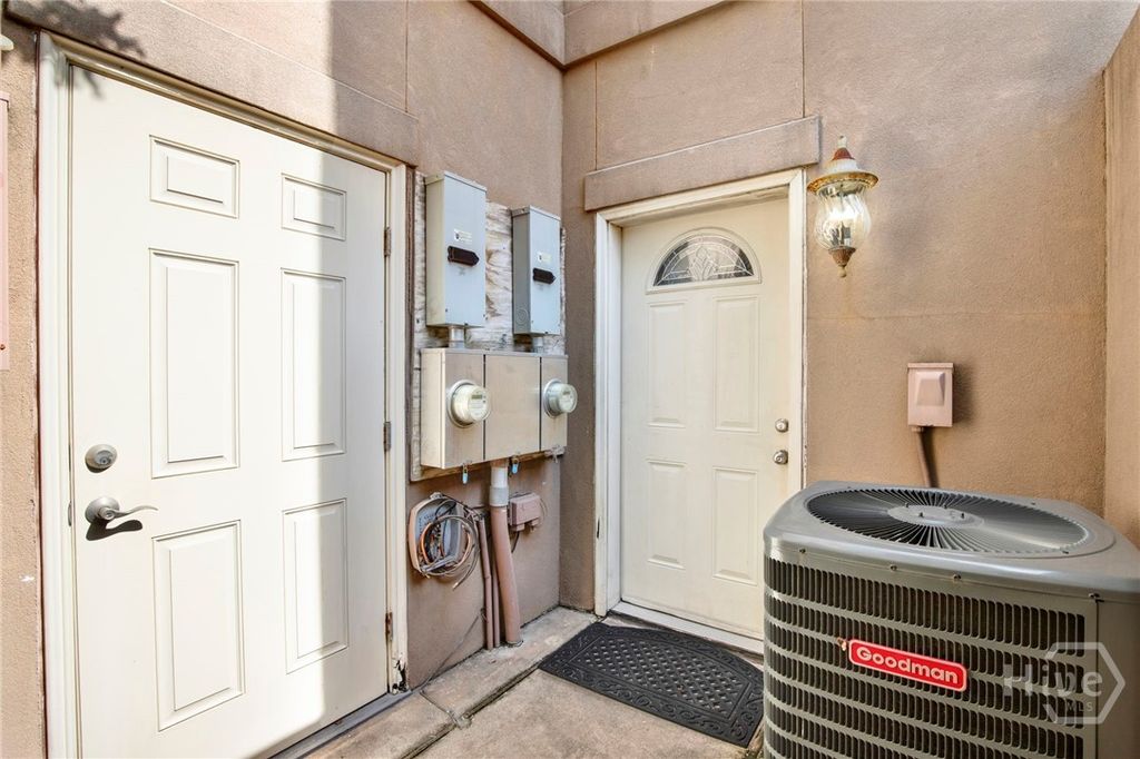 Image 6 of property listing at 302 W Wayne Street Carriage House, Savannah, GA 31401