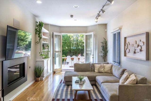 8005 Gonzaga, Los Angeles, CA 90045