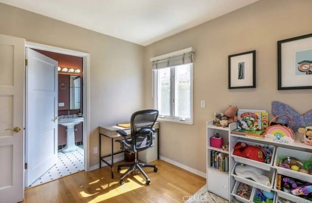 8005 Gonzaga, Los Angeles, CA 90045