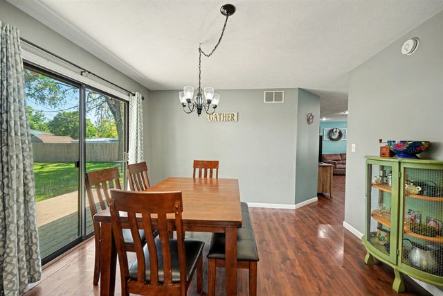 647 E Neal Ave, Salina, KS 67401